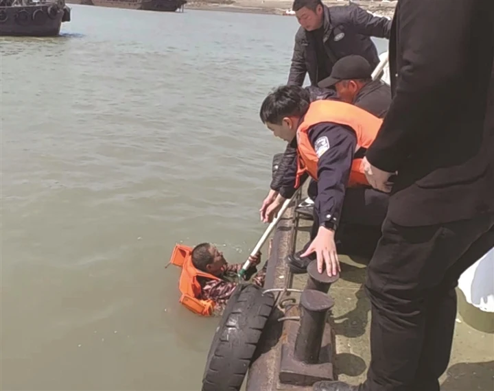 男子意外墜入江中 警民聯(lián)手緊急救起