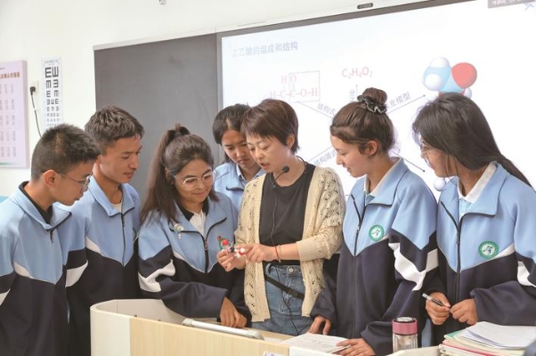 援疆教師在伊寧縣南通高級中學(xué)課堂上授課