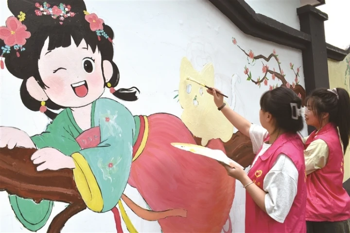 國風(fēng)童趣墻繪點亮市區(qū)鶴濤路