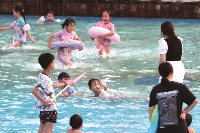 戲水覓清涼