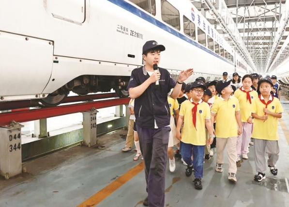 2025暑期“七彩夏日?通博seek自然行”走進(jìn)南京動車段南通動車運用所