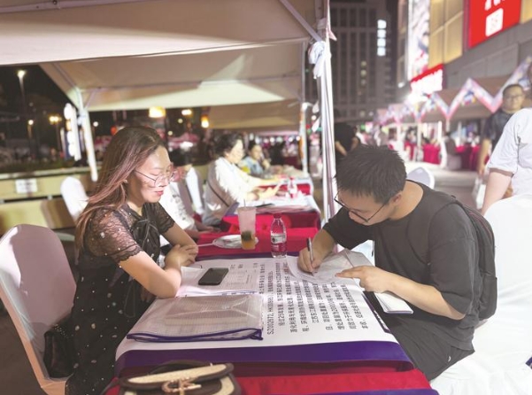 如東“人才夜市”架起就業(yè)供需橋