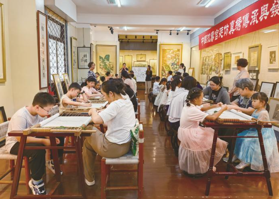 循著絲線軌跡對話非遺  “走讀崇川”走進(jìn)沈繡博物館