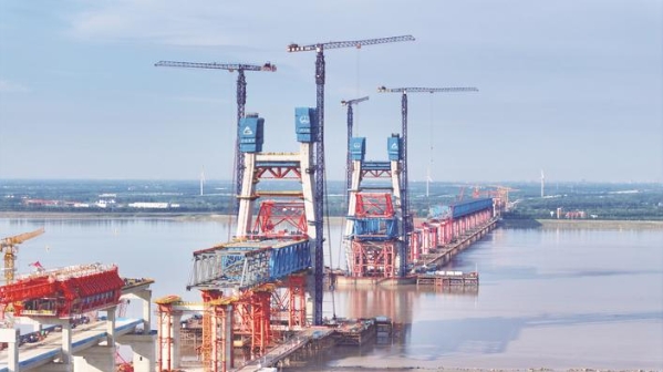 崇啟公鐵長(zhǎng)江大橋主塔沖刺封頂  預(yù)計(jì)9月底完成建設(shè)