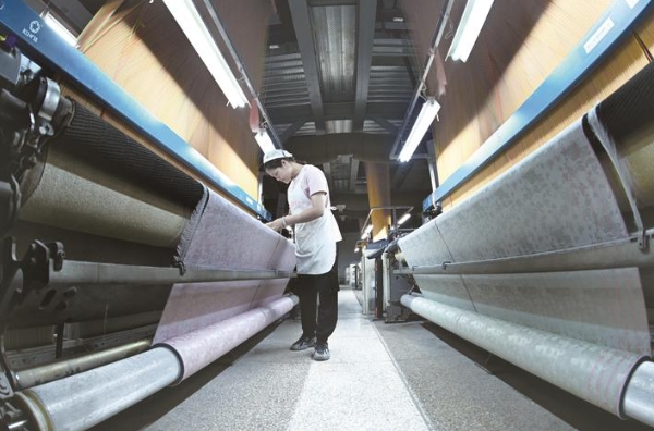 紡織工人正操作智能提花機(jī)生產(chǎn)真絲坯綢