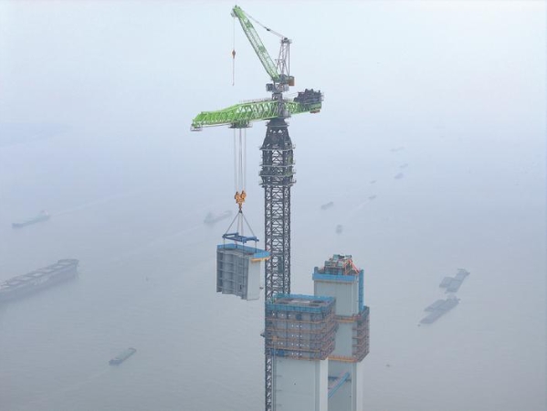 張靖皋長江大橋南航道橋南主塔升至300米