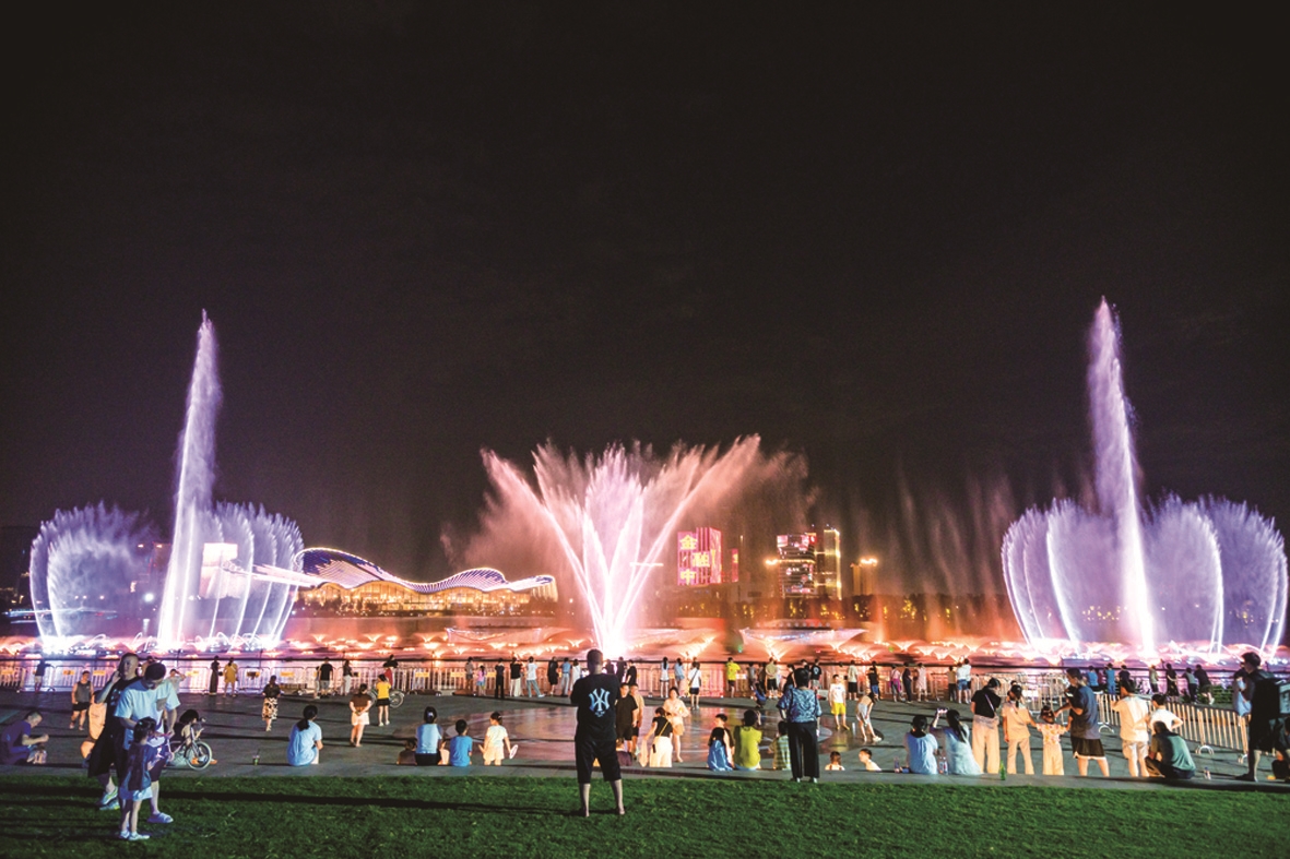 紫瑯湖畔夜未央 湖山光景此間新